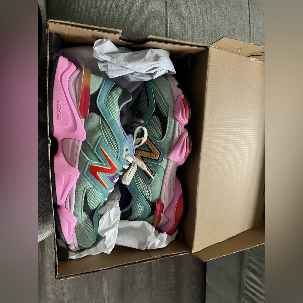 Size 9 1/2 New Balance sneakers. Worn only once. In great condition.